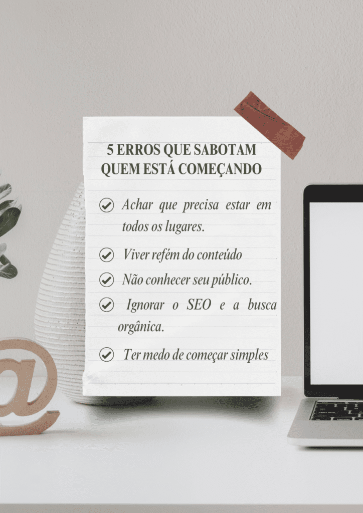 mesa de trabalho com computador um vaso e checklist de erros comuns