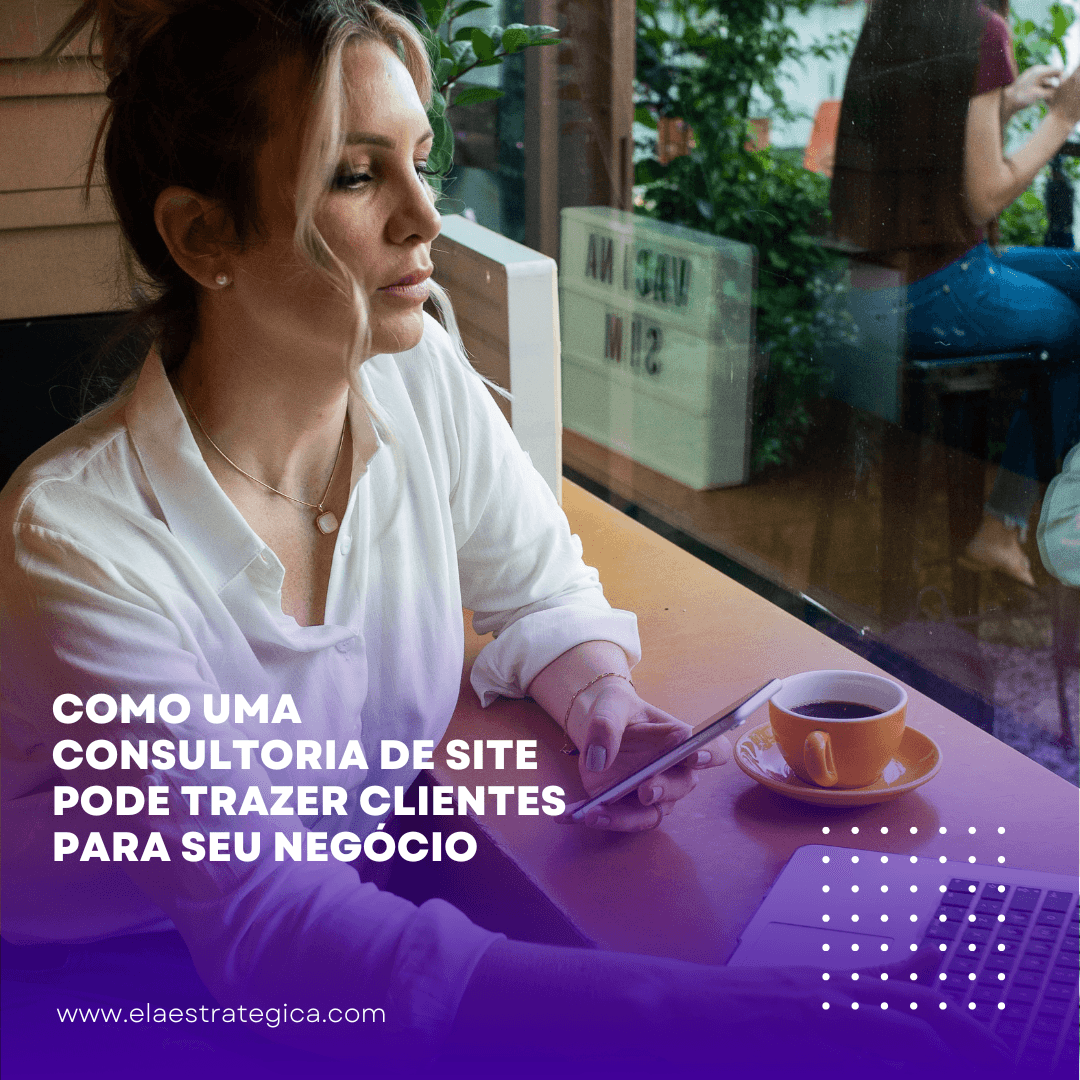 Mulher em home office revisando planejamento de marketing digital.