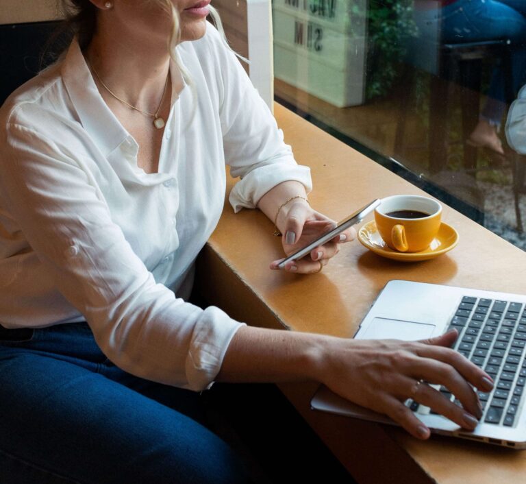 empreendedora analisando como criar um site para sua empresa