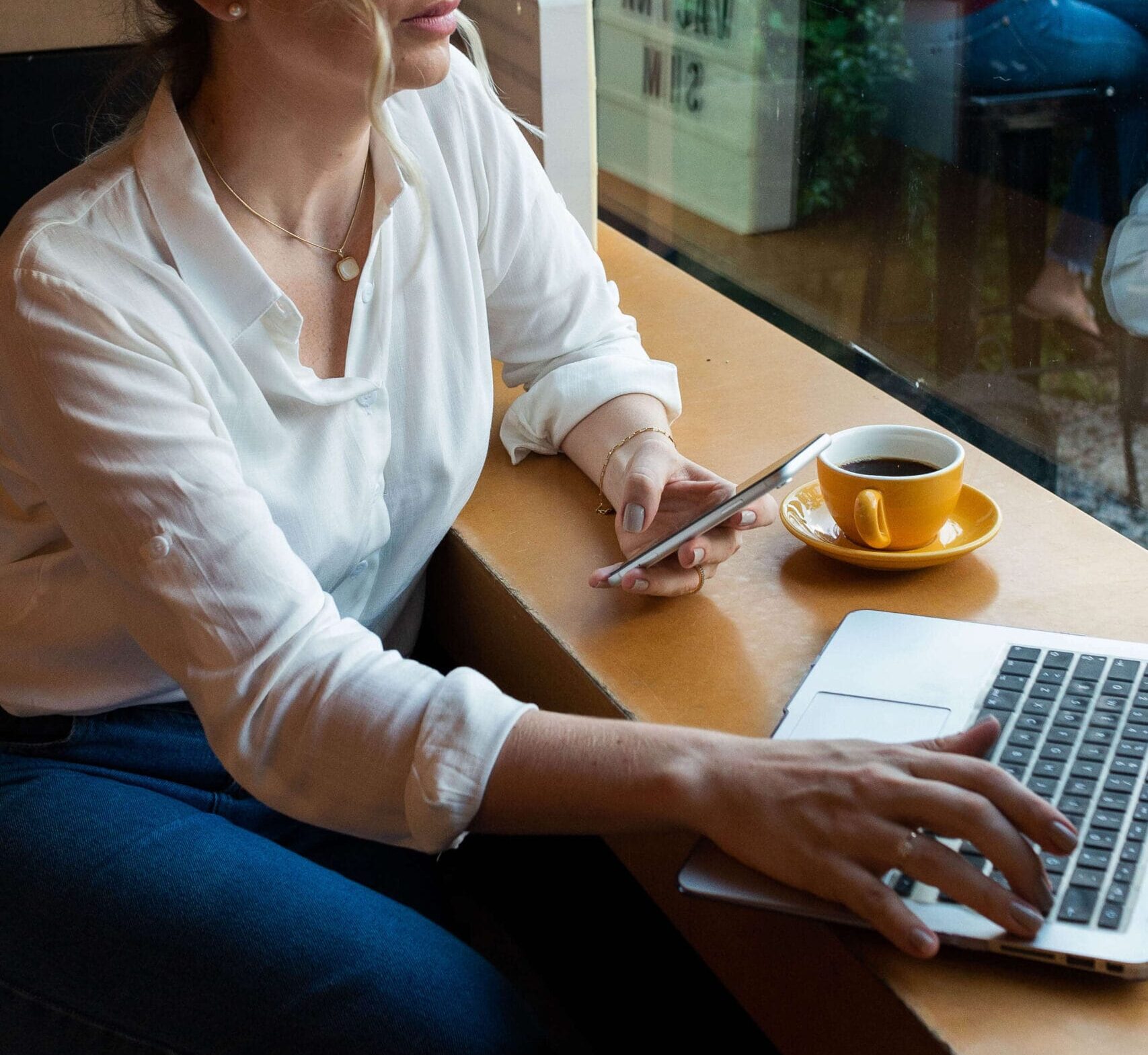 empreendedora analisando como criar um site para sua empresa