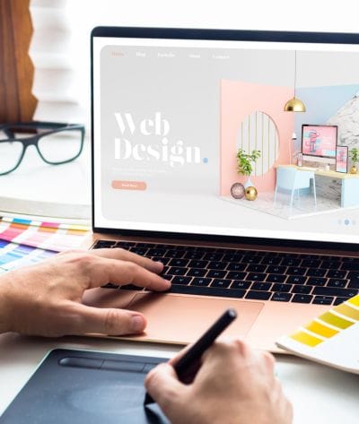 laptop com web design em desenvolvimento