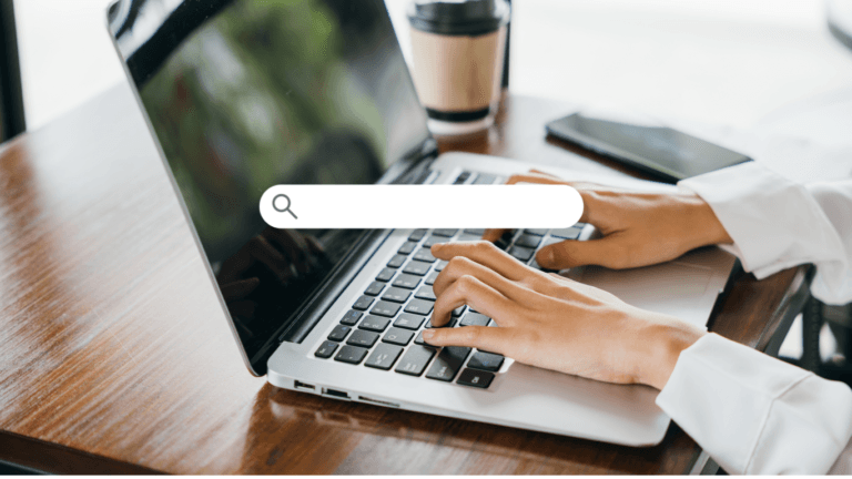 notebook aberto e uma barra de buscas sobre a tela