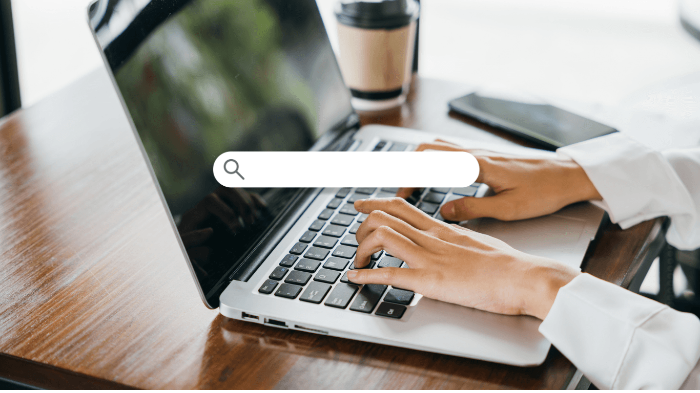 notebook aberto e uma barra de buscas sobre a tela