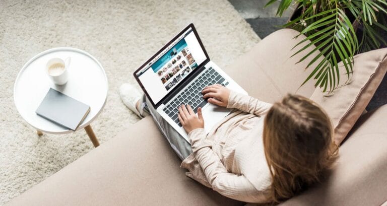 mulher empreendedora trabalhando no sofá