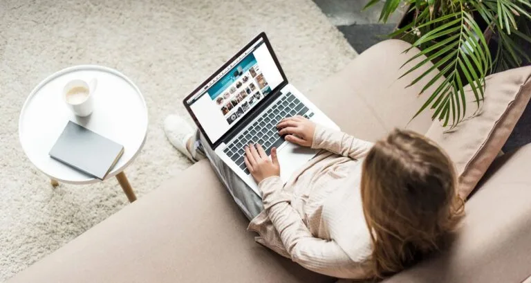 mulher empreendedora trabalhando no sofá