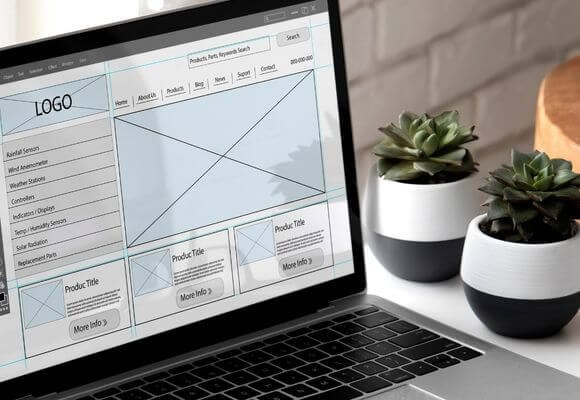 tela do laptop com layout de site