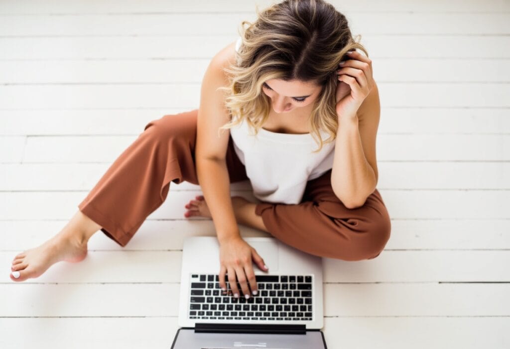 mulher trabalhando sentada com pernas cruzadas