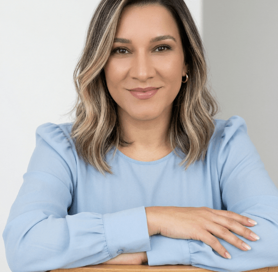 mulher veste blusa em tecido leve na cor azul claro