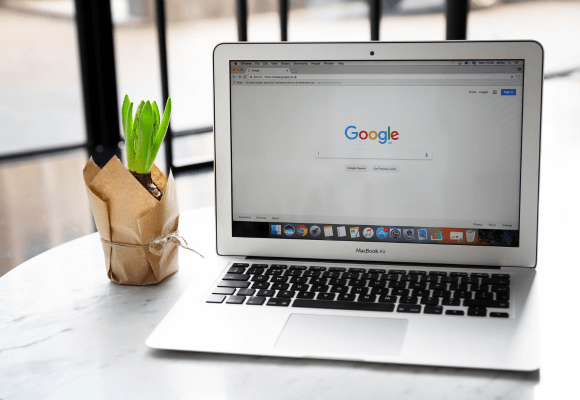 notebook sobre a mesa com a tela aberta no buscador google