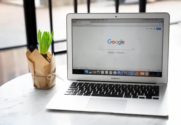 notebook sobre a mesa com a tela aberta no buscador google