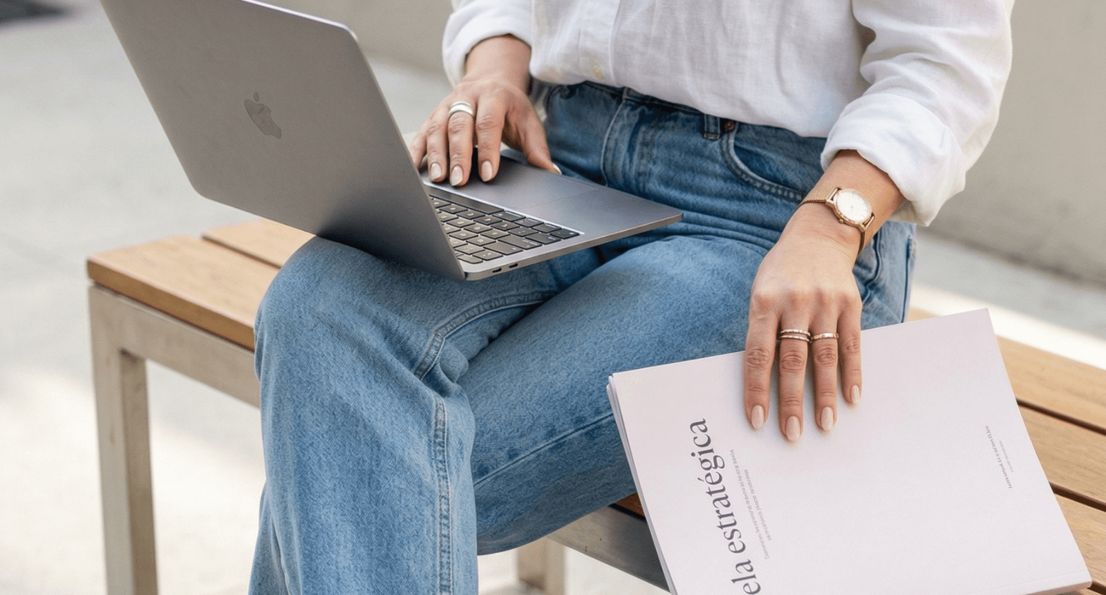 mulher com notebook apoiado no colo