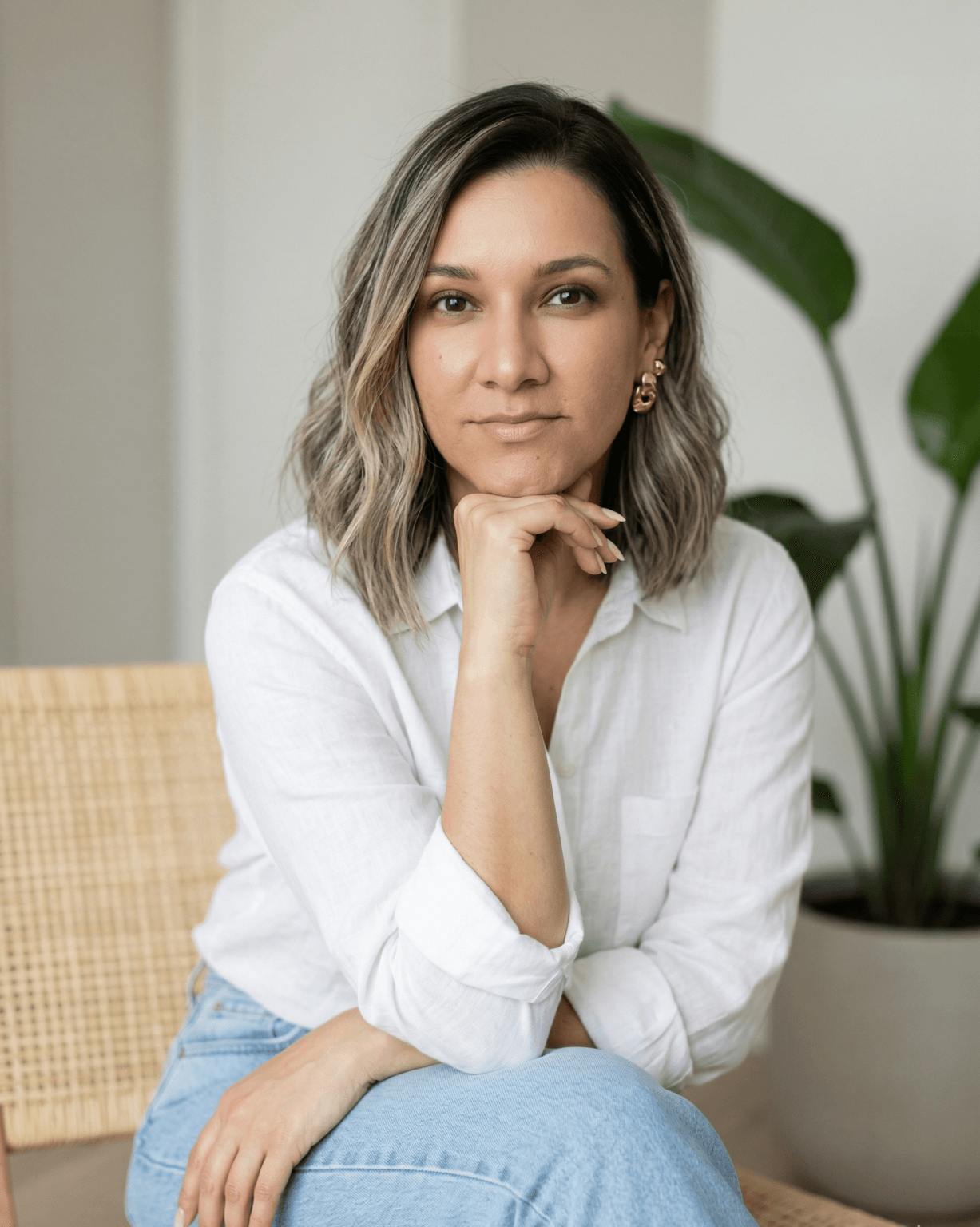 consultora seo em uma poltrona com mao sob o queixo