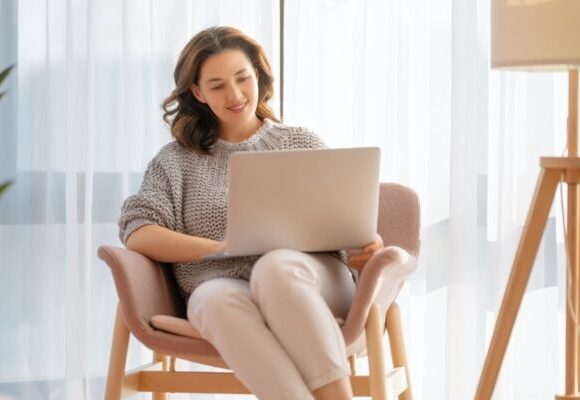 desenvolvedora de site trabalhando em casa