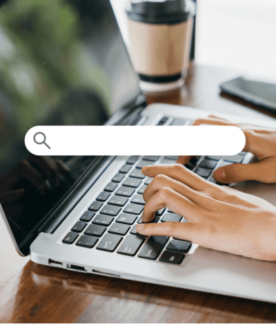 notebook aberto e uma barra de buscas sobre a tela