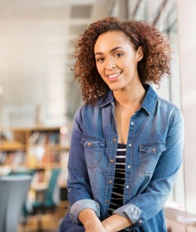 mulher sentada sobre a mesa usando jaqueta jeans